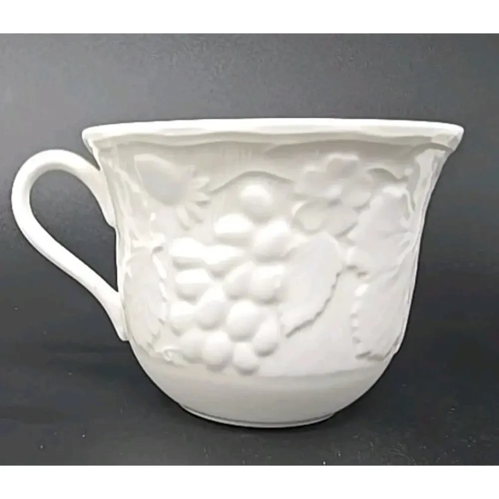 Wedgwood Strawberry & Vine 2 Cups and Saucers Bone China‎ U263